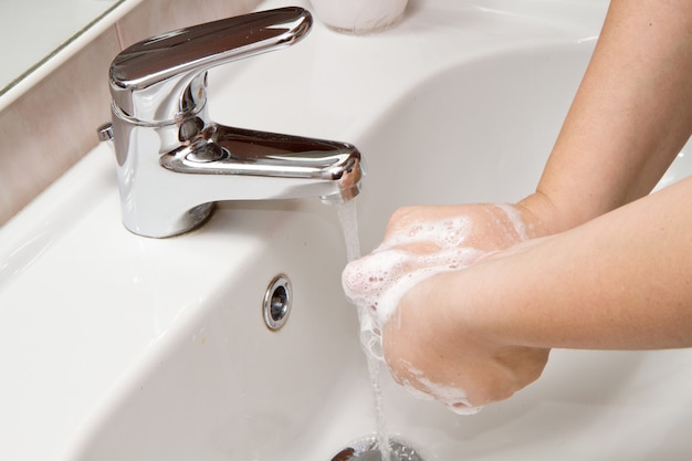se laver les mains dans l&#39;évier