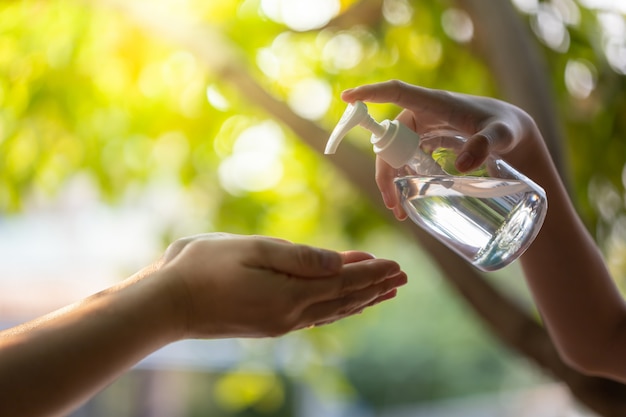 Se laver les mains avec des désinfectants à l'alcool.