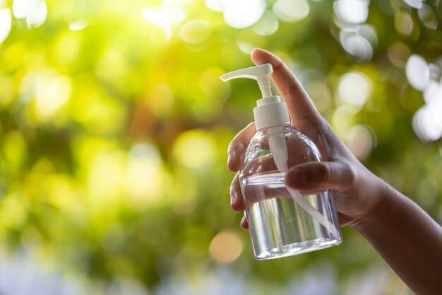 Se laver les mains avec des désinfectants à l'alcool.