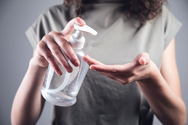 Se laver les mains avec du gel désinfectant à l'alcool