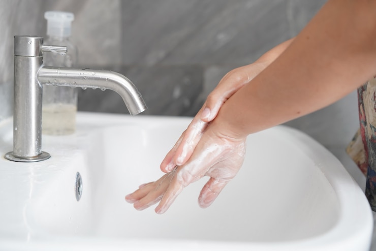 Photo se laver les mains avec du savon dans l'évier