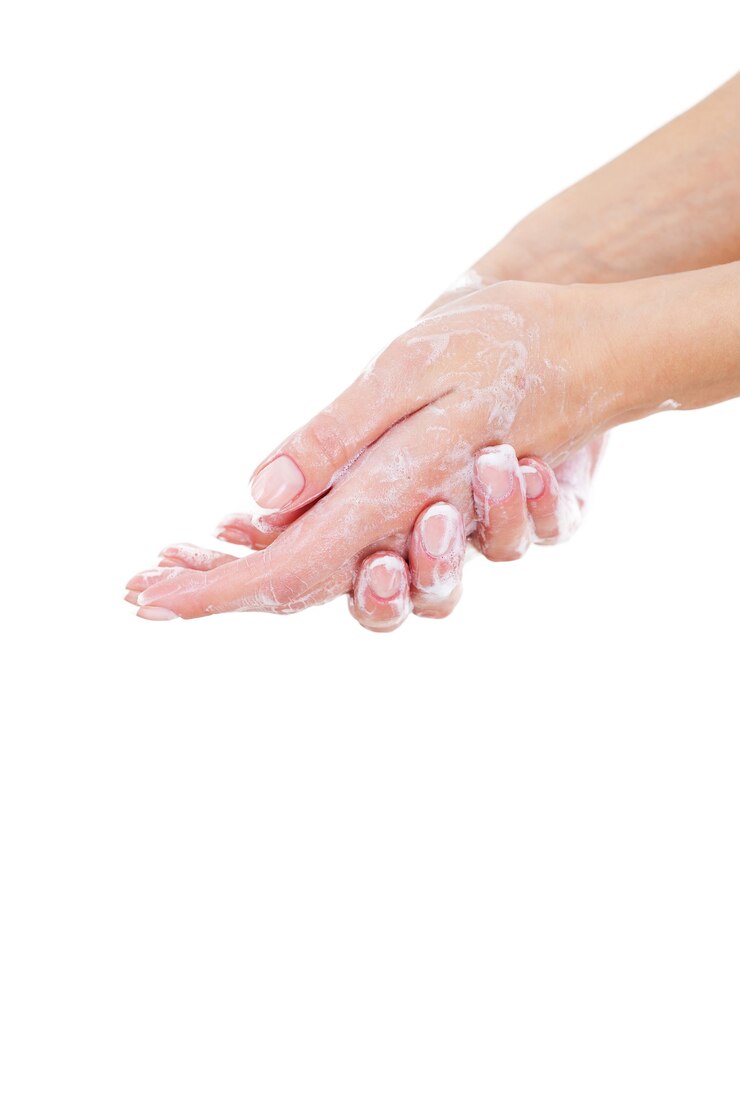 Photo se laver les mains avec du savon. gros plan d'une femme se lavant les mains avec du savon tout en isolé sur blanc
