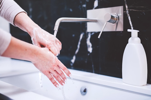 Photo se laver les mains avec du savon mousse hygiène prévenant le coronavirus