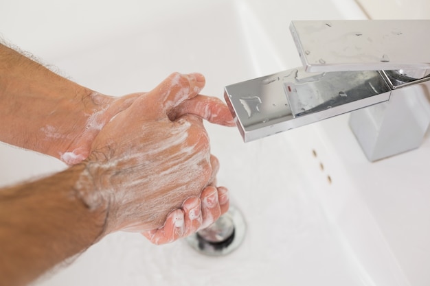 Se laver les mains avec du savon sous l&#39;eau courante