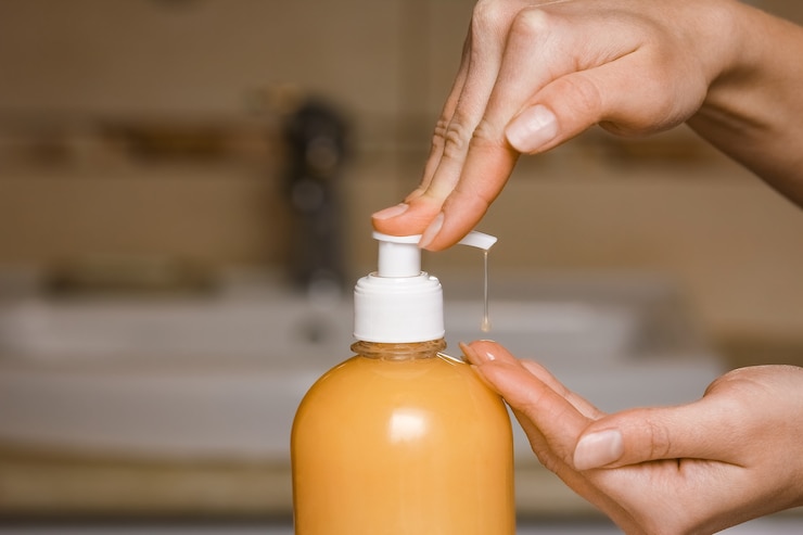 Photo a se laver les mains avec du savon sous le robinet avec de l'eau