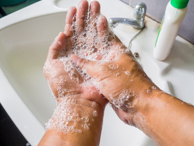 Se laver les mains avec du savon