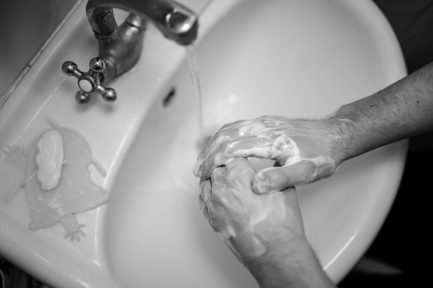 Photo se laver les mains avec de l'eau et du savon pour prévenir le coronavirus