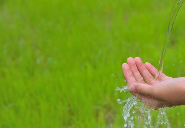 se laver les mains à l&#39;extérieur