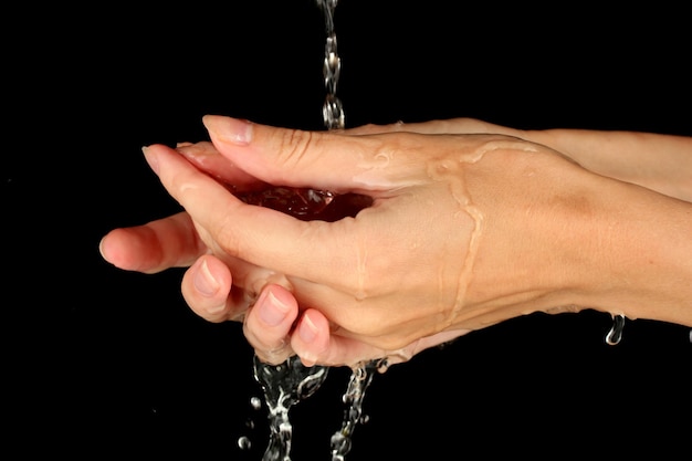 Se laver les mains sur fond noir agrandi