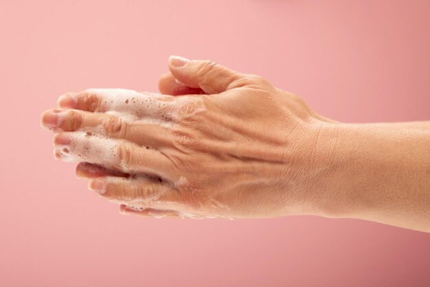 Se laver les mains sur un fond de studio