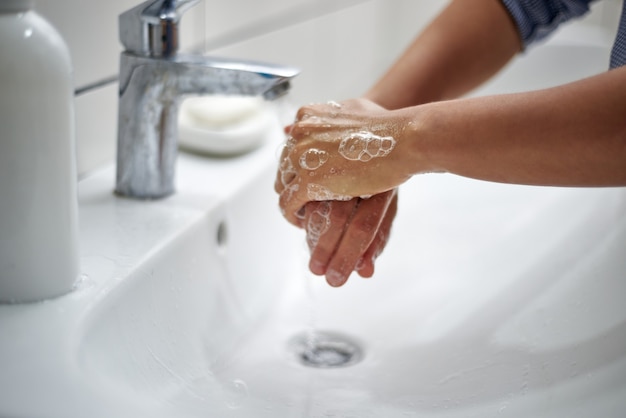 Se laver les mains en les frottant avec du savon. Prévention des infections virales et bactériennes