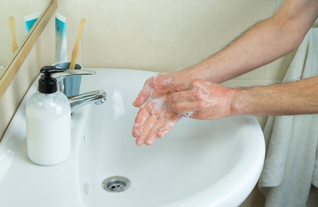 Se laver les mains à la maison avec du savon pour la désinfection virale. Concept de coronavirus. Covid19.