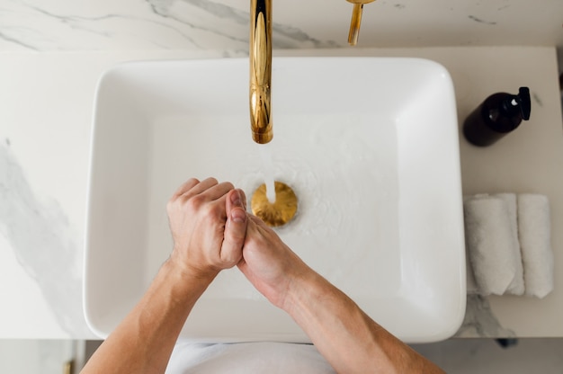 Se laver les mains en se frottant avec du savon pour l'hygiène de prévention du virus corona pour arrêter la propagation du coronavirus