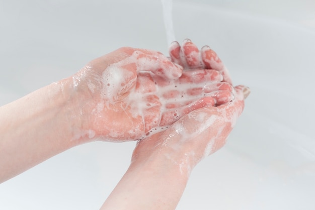 Photo se laver soigneusement les mains à l'eau et au savon