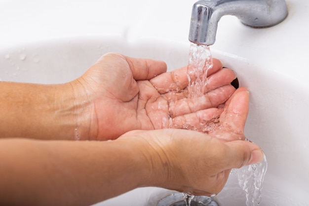 Se laver soigneusement les mains à l'eau