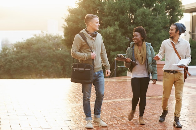 Se lier à leur ambition de bien faire Photo recadrée d'étudiants universitaires sur le campus