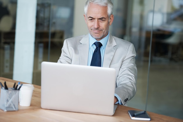 Se mettre au travail Un gestionnaire travaillant sur son ordinateur portable au bureau