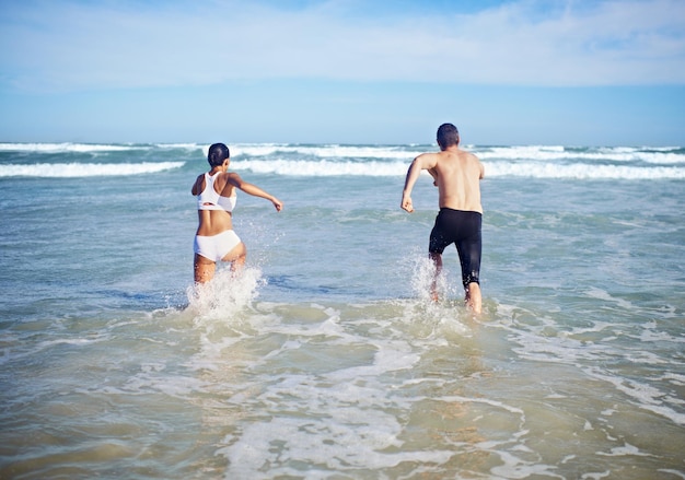 Se mettre en forme ensemble Un couple courant à la plage