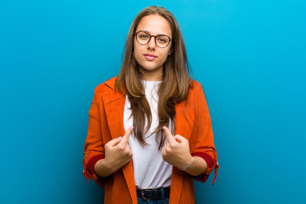 se montrant avec un air confus et perplexe, choqué et surpris d'être choisi