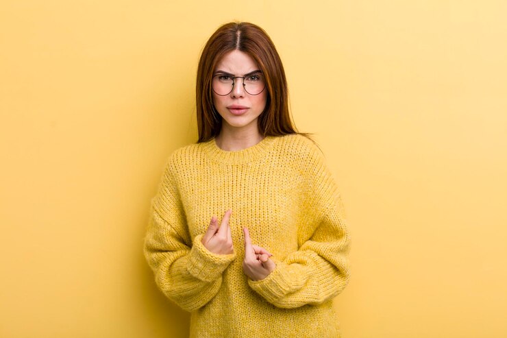 Photo se pointer vers soi-même avec un regard confus et interrogateur choqué et surpris d'être choisi