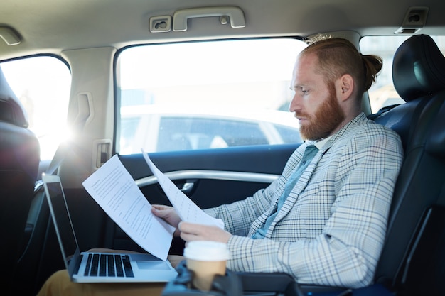 Se préparer à parler à l'intérieur de la voiture