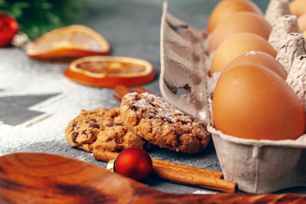 Se préparer pour Noël. Cuisson des cookies de vacances bouchent