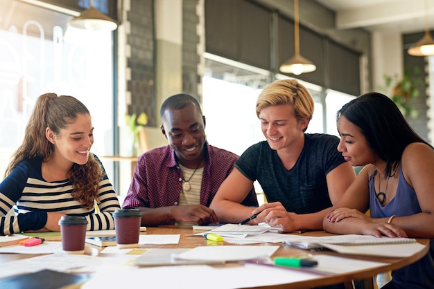 Se préparer à réussir ce test Photo d'un groupe de jeunes amis ayant une session d'étude dans un café