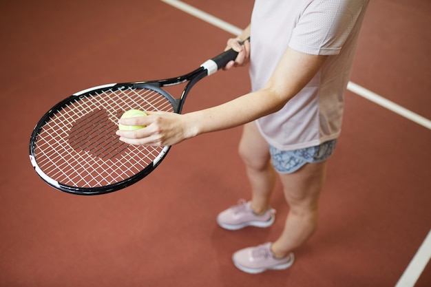 Se préparer à servir une balle de tennis