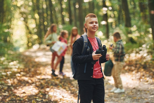 Se promener les enfants dans la forêt verte pendant la journée d'été ensemble