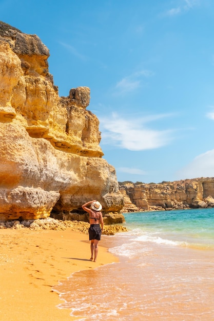 Se Promener En été En Vacances Sur La Plage De Praia Da Coelha Algarve Albufeira Portugal