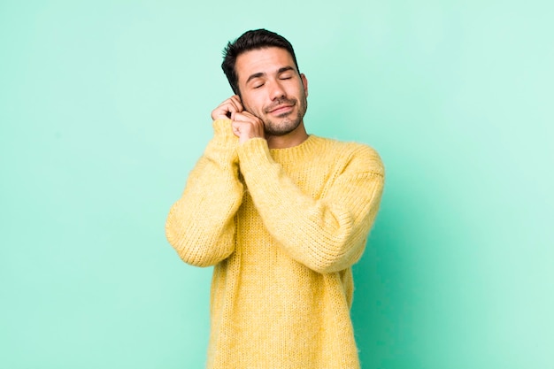 Se sentir amoureux et avoir l'air mignon adorable et heureux souriant romantiquement avec les mains à côté du visage