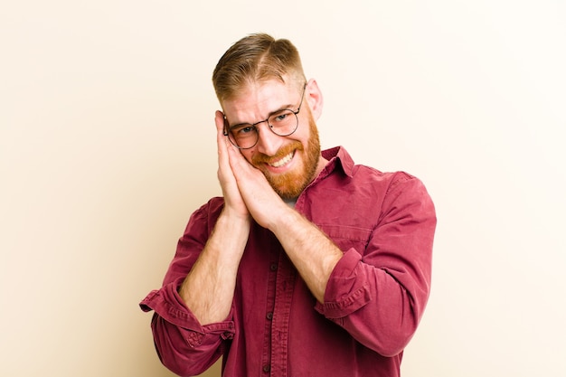 se sentir amoureux et avoir l'air mignon, adorable et heureux, souriant romantiquement avec les mains à côté du visage