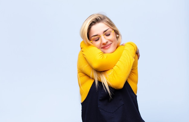 se sentir amoureux, sourire, se câliner et se prendre dans ses bras, rester célibataire, égoïste et égocentrique