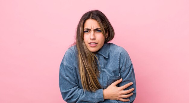 Se sentir anxieux malade malade et malheureux souffrant de maux d'estomac douloureux ou de grippe