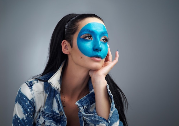 Se sentir bleu ne doit pas toujours être un négatif Photo en studio d'une belle jeune femme qui a l'air réfléchie tout en posant sur un fond gris