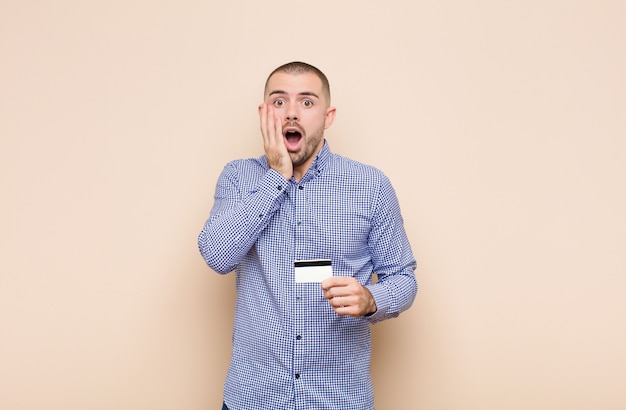 se sentir choqué et effrayé, l'air terrifié avec la bouche ouverte et les mains sur les joues