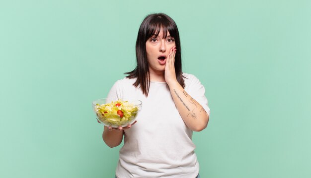 se sentir choqué et effrayé, avoir l'air terrifié avec la bouche ouverte et les mains sur les joues