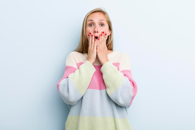 se sentir choqué et effrayé d'avoir l'air terrifié avec la bouche ouverte et les mains sur les joues