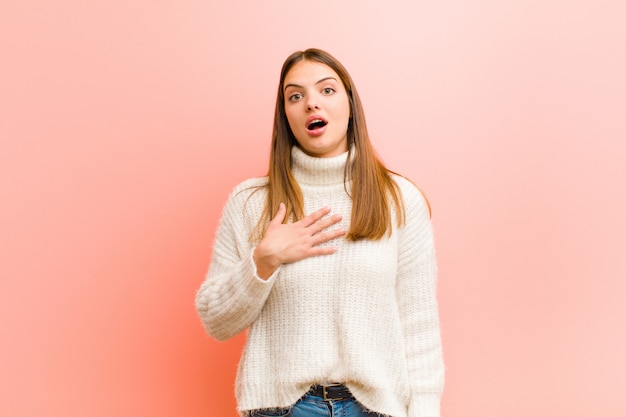 se sentir choqué, étonné et surpris, la main sur la poitrine et la bouche ouverte, en disant qui, moi?