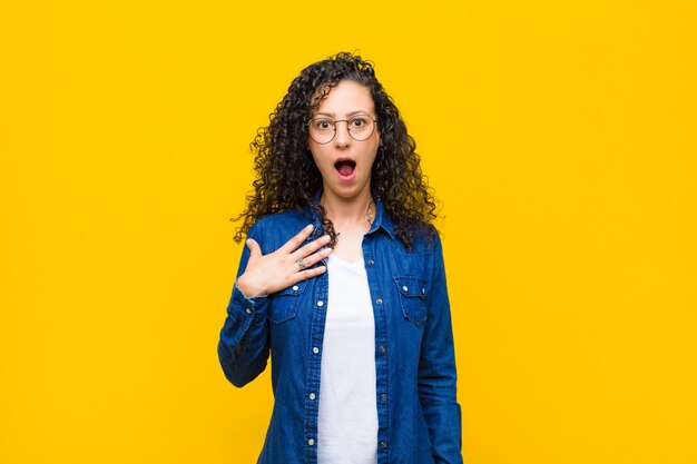 se sentir choqué, étonné et surpris, la main sur la poitrine et la bouche ouverte, disant qui, moi?