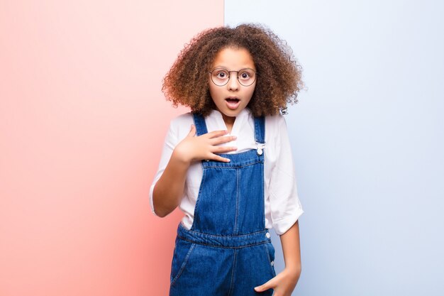 Photo se sentir choqué, étonné et surpris, la main sur la poitrine et la bouche ouverte, en disant qui, moi?