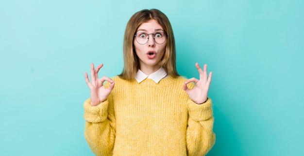 Se sentir choqué, étonné et surpris de montrer son approbation en faisant signe d'accord avec les deux mains