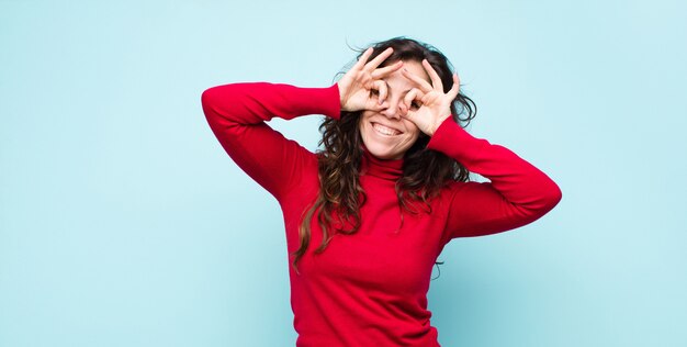 se sentir choqué, étonné et surpris, tenant des lunettes avec un regard étonné et incrédule