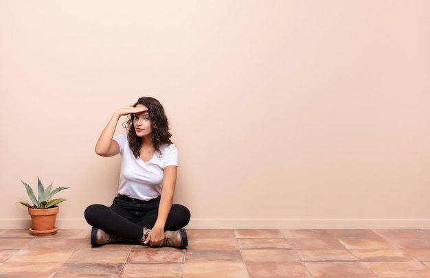 se sentir choqué, étonné et surpris, tenant des lunettes avec un regard étonné et incrédule