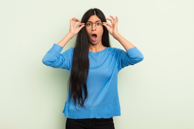 se sentir choqué étonné et surpris tenant des lunettes avec un regard incrédule étonné