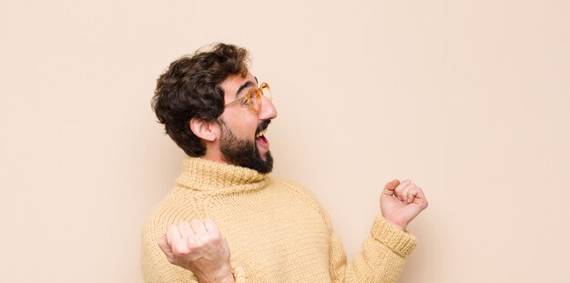 se sentir choqué, excité et heureux, rire et célébrer le succès