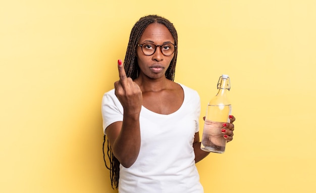 Se sentir en colère, agacé, rebelle et agressif, retourner le majeur, riposter. concept de bouteille d'eau