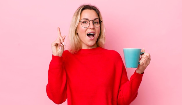 se sentir comme un génie heureux et excité après avoir réalisé une idée