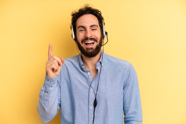 se sentir comme un génie heureux et excité après avoir réalisé une idée