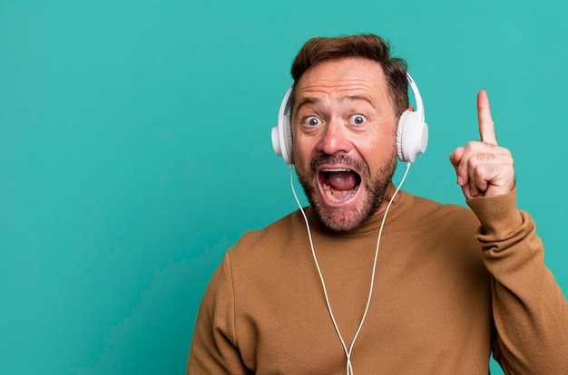 se sentir comme un génie heureux et excité après avoir réalisé une idée